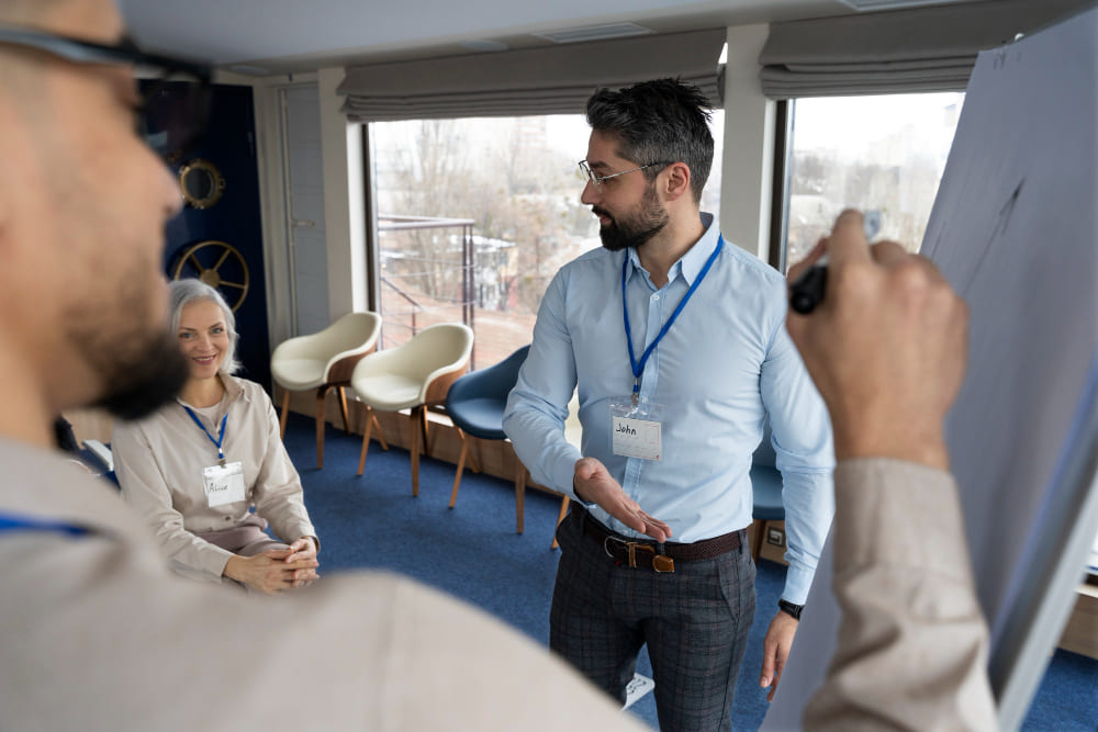 Afbeelding van iemand die een presentatie geeft op de boot