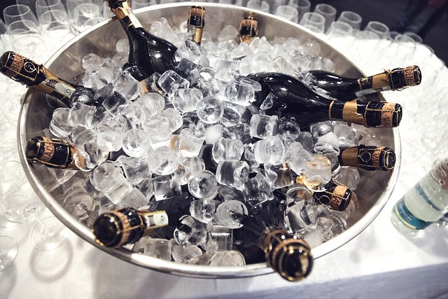 champagne wordt koud gezet om jubileum te vieren